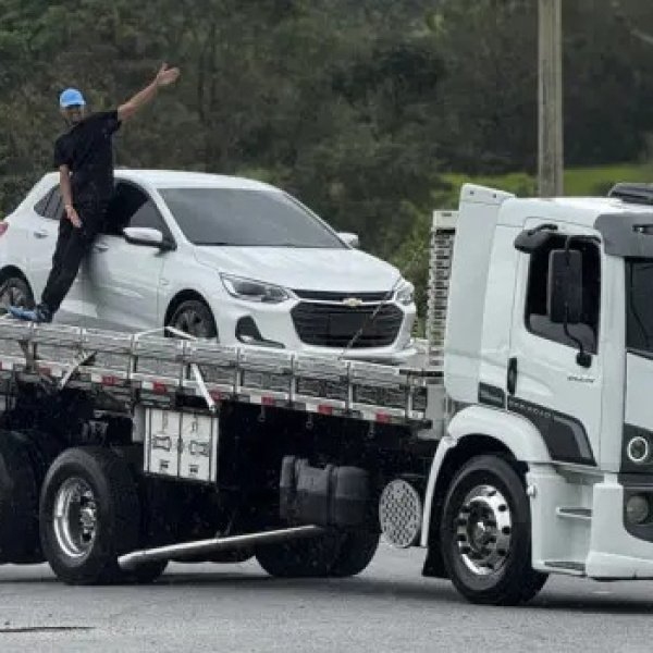 Caminhão 24.250 + Ônix 2023 Turbo